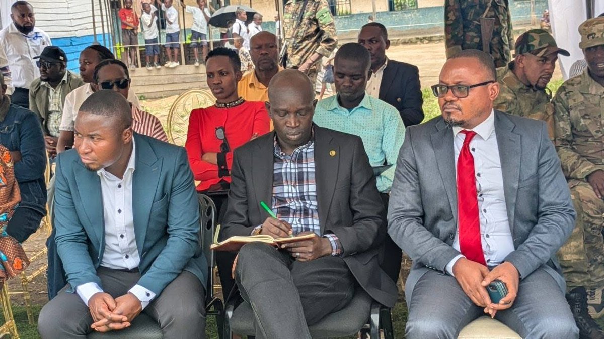 kivunewstoday's tweet photo. RDC 🇨🇩 |
À #Bweremana, chef lieu de la chefferie des #Bahunde a vécu ce mardi 9 mars un moment historique avec l’installation officielle du #Mwami #Kalinda #Miteetso II Gauthier. La cérémonie s’est tenue sous l’autorité de Corneille Nangaa, représenté par son directeur de cabinet Yannick Tshisola, ainsi que du gouverneur du Nord-Kivu représenté par le vice-gouverneur Amani Bahati Chadrack. Accueilli avec enthousiasme par la population, ce nouveau leadership coutumier suscite de grands espoirs pour la stabilité, la cohésion et le développement de la chefferie des #Bahunde. 🇨🇩
