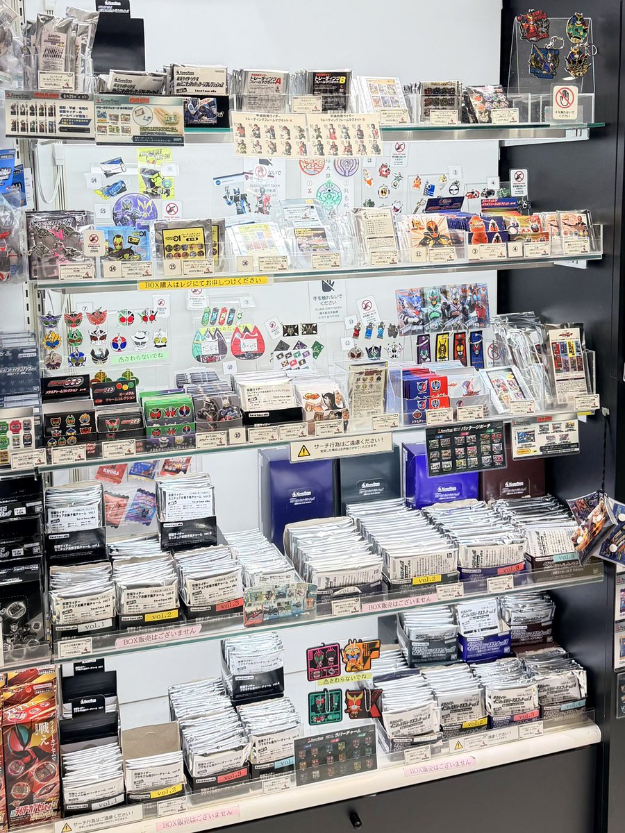 【#仮面ライダーストア東京店 商品情報】

東京店では人気のトレーディングアイテムを多数ご用意しております👀✨
#仮面ライダーゼッツ の缶バッジやスタイルカード、他にも様々なライダーたちのアクリルキーホルダーやメタルチャームが登場中です💤🪙
ご来店の際は是非チャレンジしてみてください❗️🙌