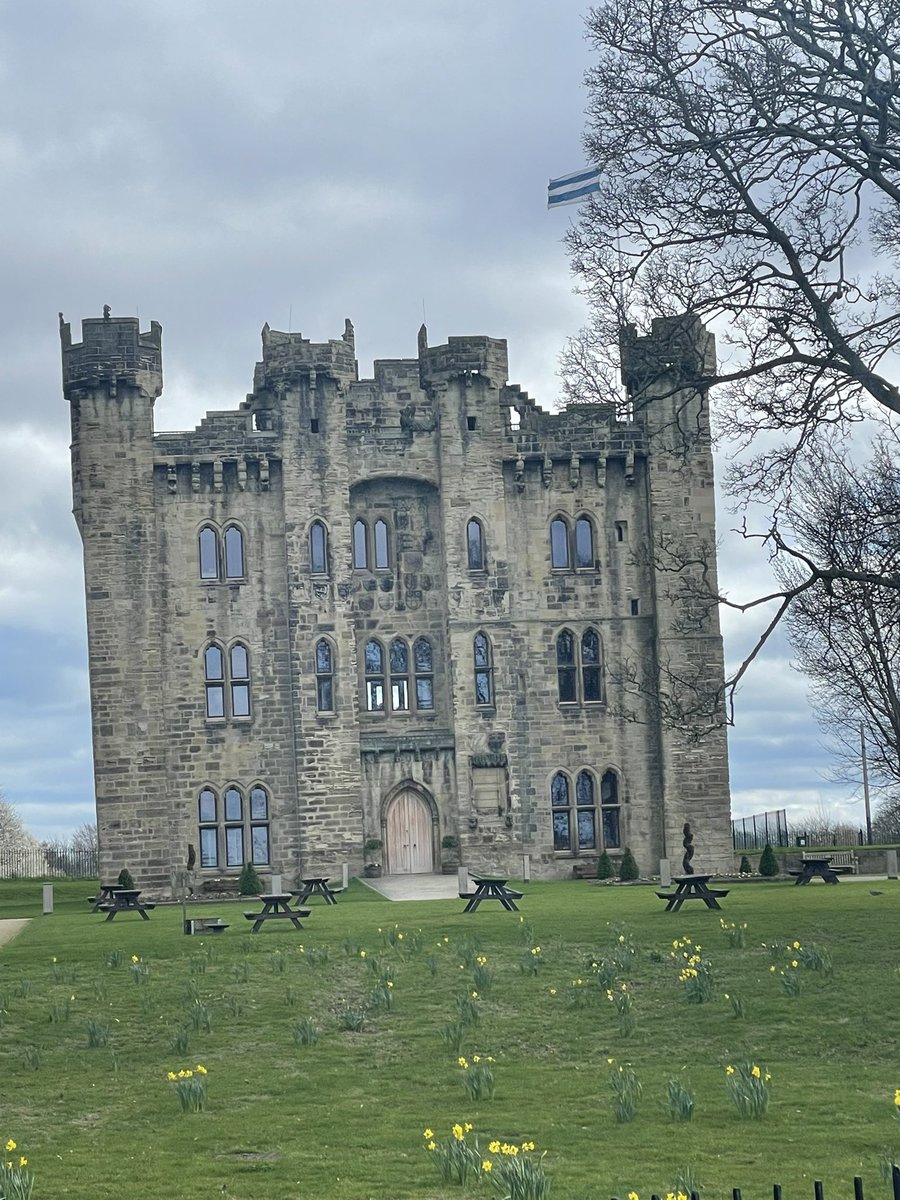 devereux1655's tweet image. Managed to squeeze a 50 minute very fast walk in lunch break using some TOIL I had- makes such a difference getting out in the middle of the day #walk #break #trees #flowers #castles #work 🌸🌼🌷🌻