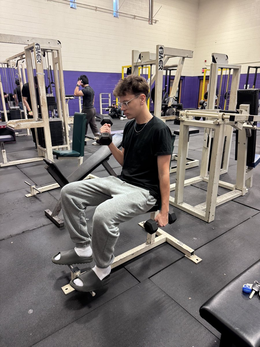 NNPSHPE's tweet image. Ms. Freeman’s Advanced Fitness class perform a full body circuit in the weight room last week at @MenchvilleHS 

#advancedfitnessclass #PhysEd #weighttraining #fitnessplanning