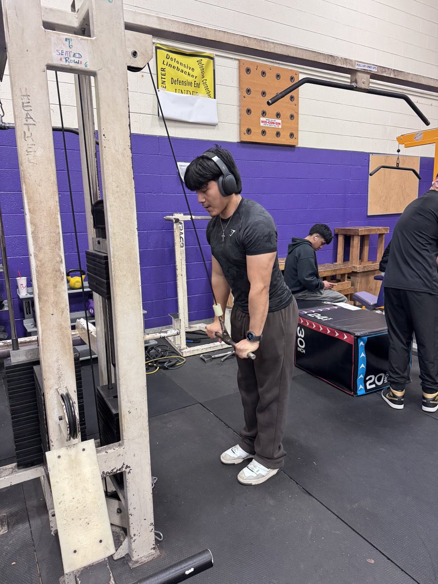 NNPSHPE's tweet image. Ms. Freeman’s Advanced Fitness class perform a full body circuit in the weight room last week at @MenchvilleHS 

#advancedfitnessclass #PhysEd #weighttraining #fitnessplanning