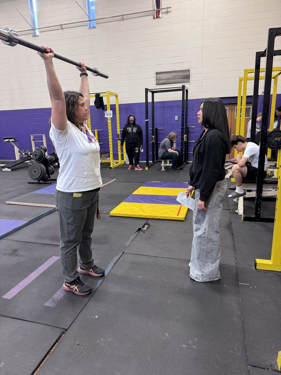 NNPSHPE's tweet image. Ms. Freeman’s Advanced Fitness class perform a full body circuit in the weight room last week at @MenchvilleHS 

#advancedfitnessclass #PhysEd #weighttraining #fitnessplanning