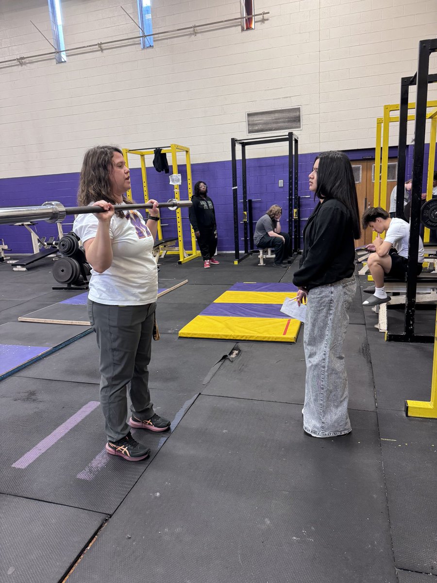 NNPSHPE's tweet image. Ms. Freeman’s Advanced Fitness class perform a full body circuit in the weight room last week at @MenchvilleHS 

#advancedfitnessclass #PhysEd #weighttraining #fitnessplanning