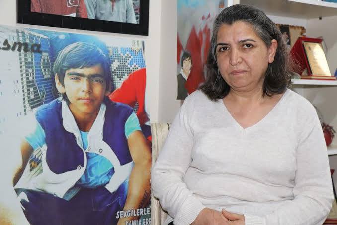 solcugazete60's tweet photo. Berkin Elvan'ın annesi Gülsüm Elvan:

"Yavrumun katiline 16 yıl ceza verdiler. İstinaf onadı, Yargıtay onadı, geldi yine Çağlayan Adliyesi’ne tıkandı. Bir imza atamadılar. 

Yine kapandı adalet bizim yüzümüze. Avukatımız Can Atalay da içeride. Ona 18 yıl verdiler, bu katile 16 yıl verdiler. 

Can bizi savunduğu için ceza aldı. Avukatımız Oya Arslan da aynı şekilde. Ama bir türlü bize adalet gelmedi."

(Eylem Nazlıer)