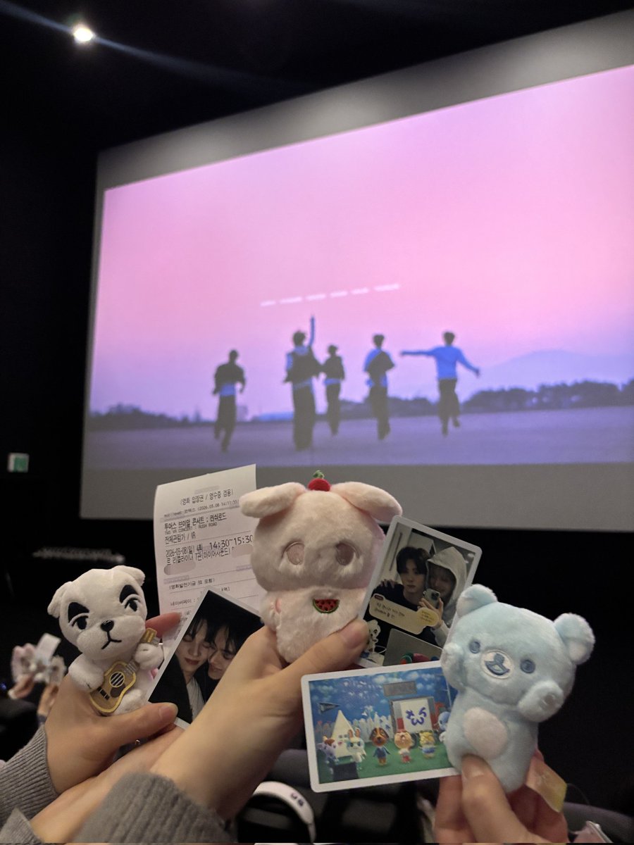 D0hoo's tweet photo. #TWS_러쉬로드 #TWS_VR콘서트

어쩌다 보니 하루 2회차 뛰어버린 VR 콘서트🫶
두 번 보니 더 감동적이고 똥강아지가 저만 바라보며 노래해요..
처음엔 도훈이로 하고 두 번째는 신유로 봤는데 둘 다 강추👍
눈앞에 투어스가 있어서 황홀했습니다..✨️
돈 1원도 안 아깝다는 말도 공감.. VR 최고..😭 https://t.co/By3TNSZREN