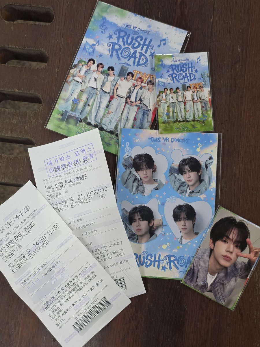 D0hoo's tweet photo. #TWS_러쉬로드 #TWS_VR콘서트

어쩌다 보니 하루 2회차 뛰어버린 VR 콘서트🫶
두 번 보니 더 감동적이고 똥강아지가 저만 바라보며 노래해요..
처음엔 도훈이로 하고 두 번째는 신유로 봤는데 둘 다 강추👍
눈앞에 투어스가 있어서 황홀했습니다..✨️
돈 1원도 안 아깝다는 말도 공감.. VR 최고..😭 https://t.co/By3TNSZREN