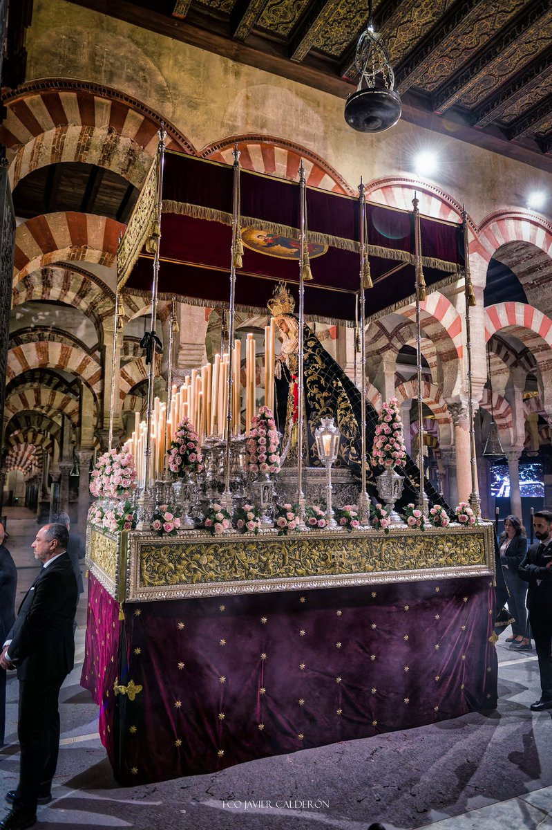 Que bonito se ve el Palio de la Caridad con los arcos de la Catedral de fondo. 

Hdad del Buen suceso Córdoba.