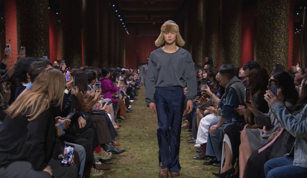 อิดอกกกกกกก โมอามันก็นั่งหาตาแตกว่าดูว่าเมื่อไหร่จะเห็นชุดพี่ยอนไปงานแฟชันวีคมิวมิวซักที จนเค้าเดินกันแล้วละพี่ยอนจุนไปไหน สรุปฮีเดินอยู่ในแฟชั่นวีคแทน ห้ะะะะะะะ

YEONJUN AT MIU MIU FW26
#YEONJUNxMiuMiu #YEONJUN
#MiuMiuFW26 <a href="/MIUMIUofficial/">Miu Miu</a>