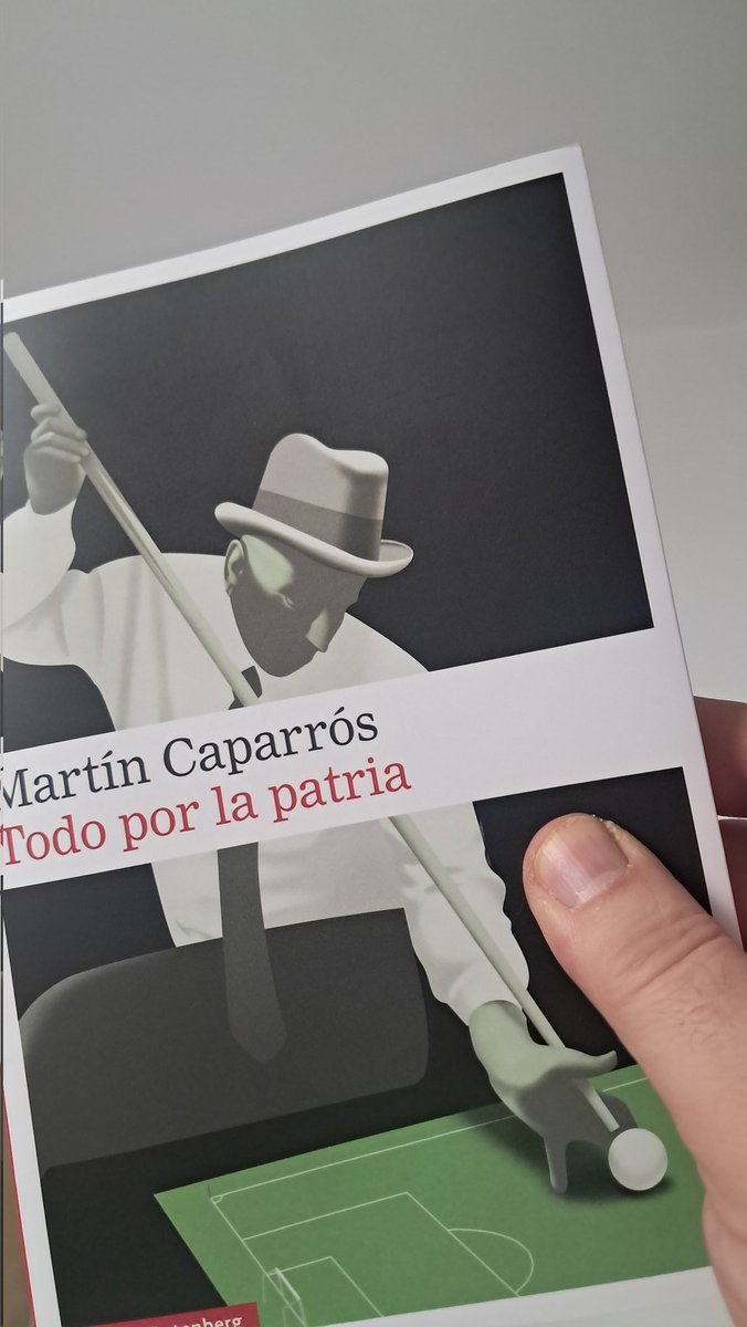 Alberto Olmos sujetando libros tweet media