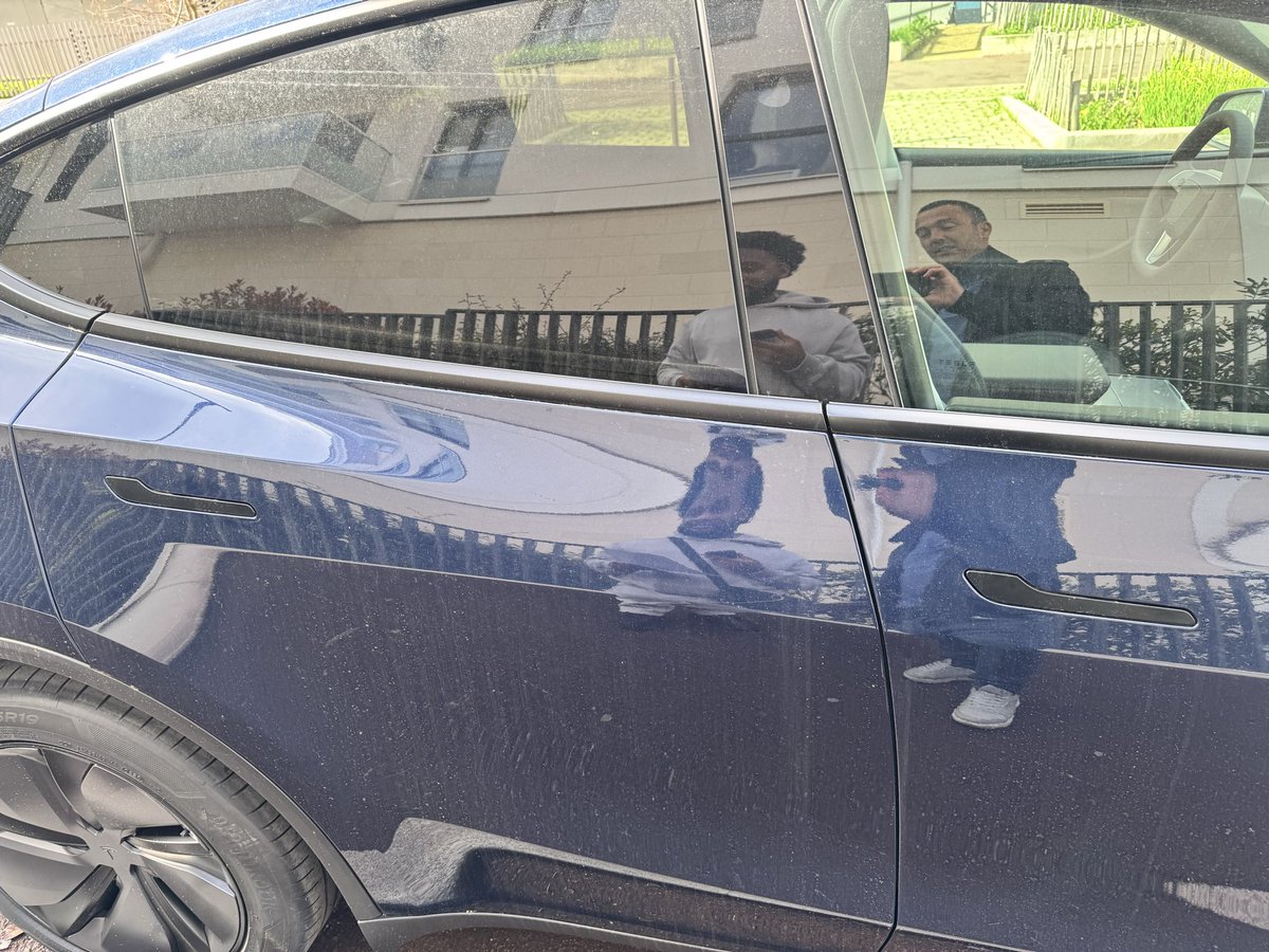 GaelDenes's tweet photo. @elonmusk @Tesla @TeslaEurope

I love Tesla’s vision but my delivery experience in France was unacceptable.

Ordered a Model Y in September (promised early October).  
Finally delivered March 10 after multiple financing issues and no callbacks.

Delivery arrived 1h30 late and the car was extremely dirty.