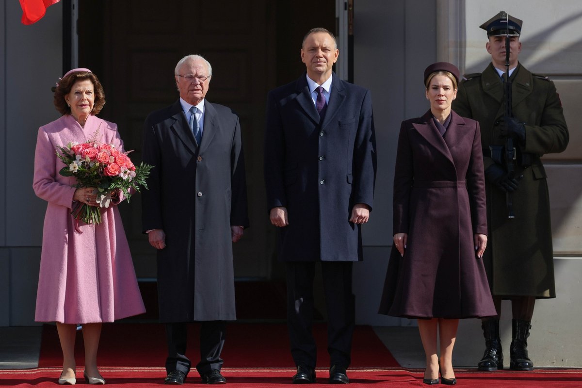 Three centuries ago, Swedish armies crossed the Baltic to devastate Poland during the wars known as the Deluge. They took the art, the silver and the archives. Some of it is still in Stockholm.

Today, the Swedish king and queen arrived in Warsaw. Charles XVI Gustaf brought his