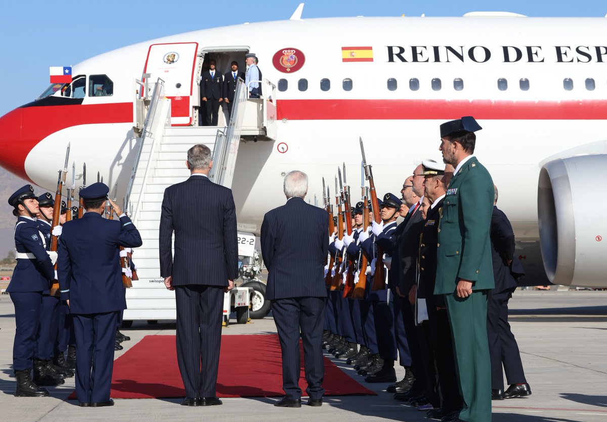 🇨🇱 Llegada del Rey al Aeropuerto Internacional “Comodoro Arturo Merino Benítez” en Santiago de Chile, con motivo de su asistencia a la Toma de Posesión del presidente electo de la República de Chile, José Antonio Kast Rist.

➡️casareal.es/ES/Actividades…