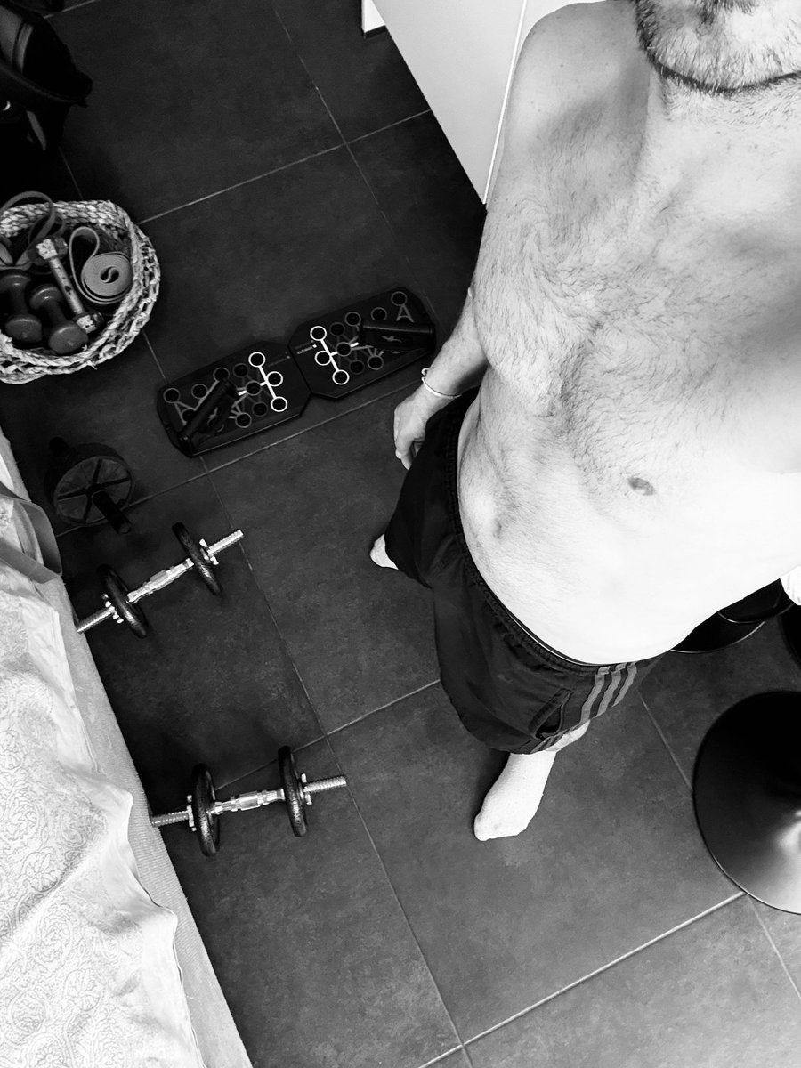 dis0629's tweet photo. Ptite séance de sport à la maison qui fait du bien 🥵💪🏼 https://t.co/PS9snpOpZd