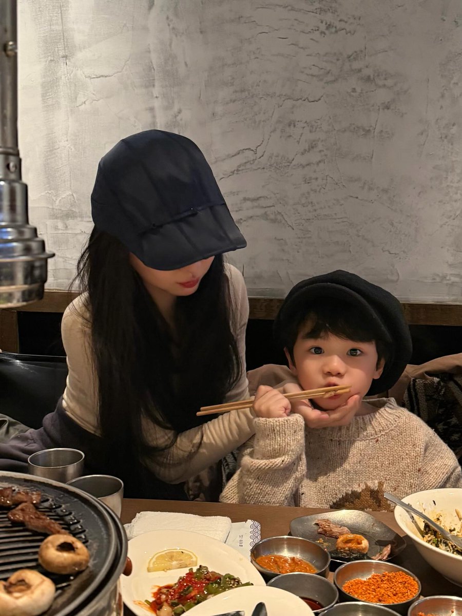 mandugorenkk's tweet photo. it seems #YuShuxin likes this restaurant (she's been here a few times already) maybe the food there is so good😃 https://t.co/IaI6r32Wpr