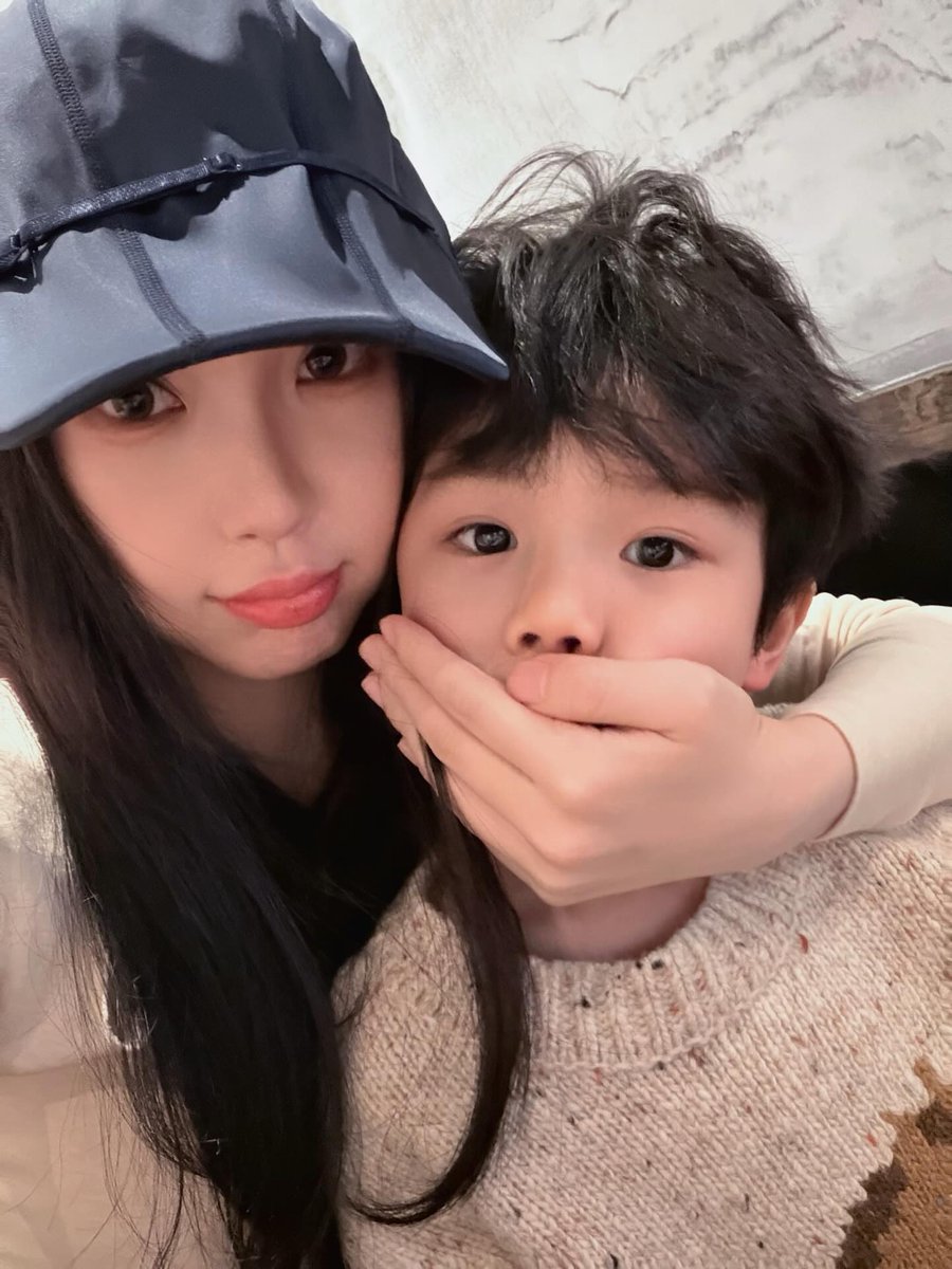 mandugorenkk's tweet photo. it seems #YuShuxin likes this restaurant (she's been here a few times already) maybe the food there is so good😃 https://t.co/IaI6r32Wpr