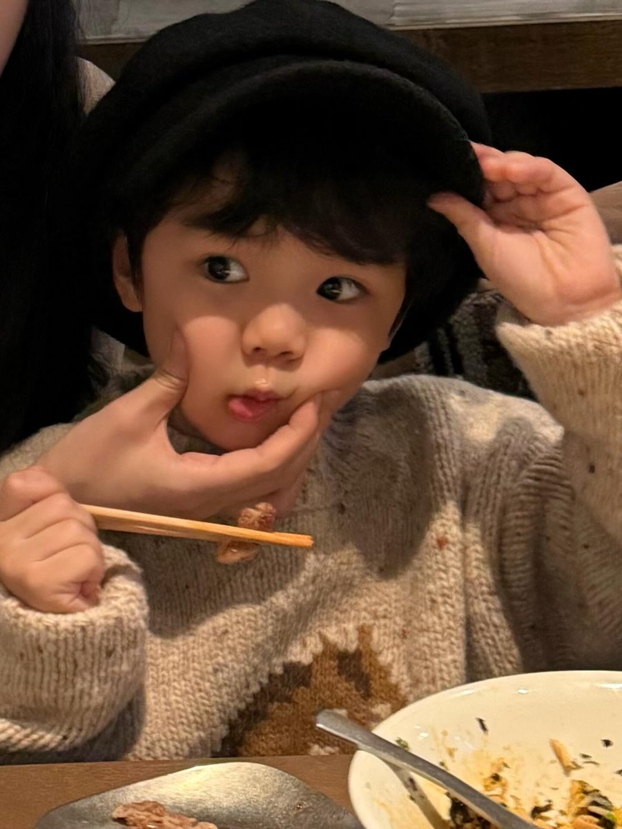 mandugorenkk's tweet photo. it seems #YuShuxin likes this restaurant (she's been here a few times already) maybe the food there is so good😃 https://t.co/IaI6r32Wpr