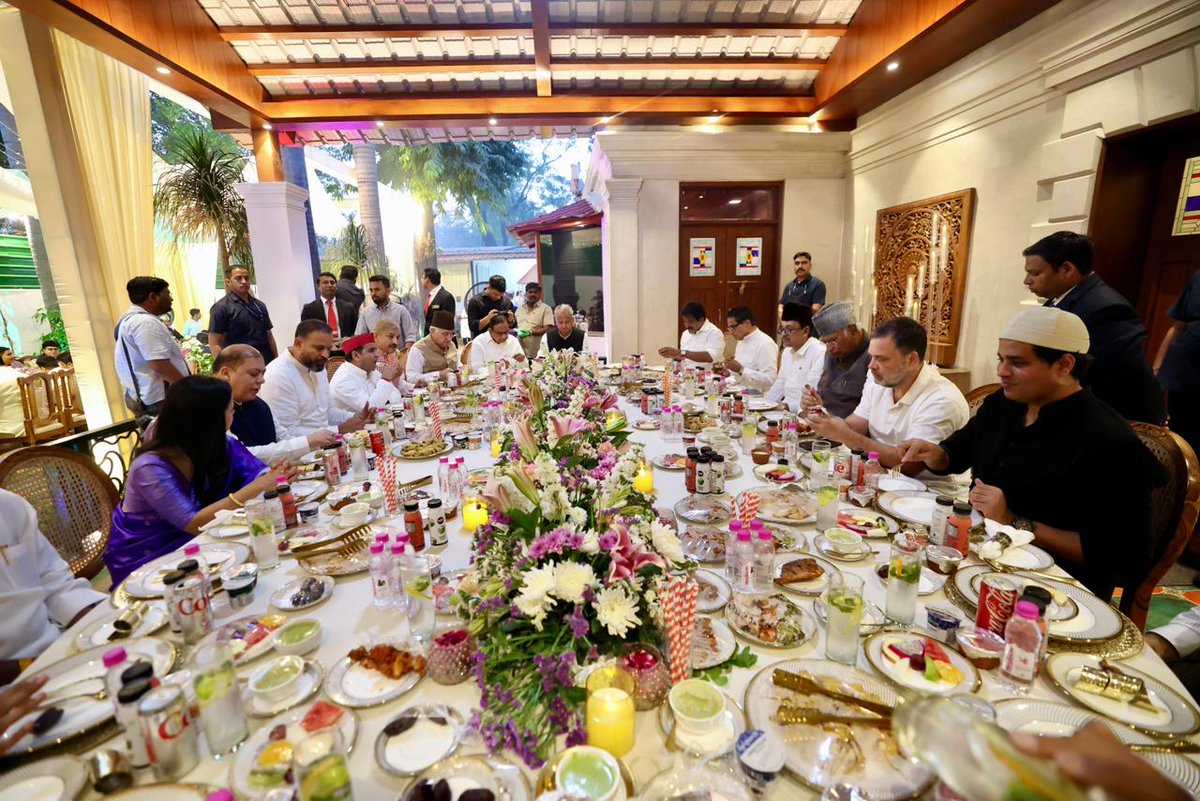 कांग्रेस अध्यक्ष श्री <a href="/kharge/">Mallikarjun Kharge</a> और नेता विपक्ष श्री <a href="/RahulGandhi/">Rahul Gandhi</a>, अल्पसंख्यक विभाग के चेयरमैन श्री <a href="/ShayarImran/">Imran Pratapgarhi</a> के आवास पर रोजा इफ्तार में शामिल हुए।

इस मौके पर कांग्रेस और INDIA गठबंधन के वरिष्ठ नेता मौजूद रहे। 

📍 दिल्ली