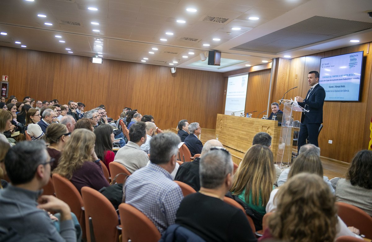 Vicente_Mompo_'s tweet photo. Previndre significa planificar millor, ordenar el territori en responsabilitat i invertir en infraestructures més resilients.

Baix eixa premissa impulsem un nou curs de #DIVALDirectiva per a abordar el paper dels ajuntaments davant qualsevol emergència.

Coneiximent al servici dels qui estan en primera línia de la gestió pública, per a anticipar-nos als riscos, millorar la coordinació institucional i construir pobles més preparats per al futur.