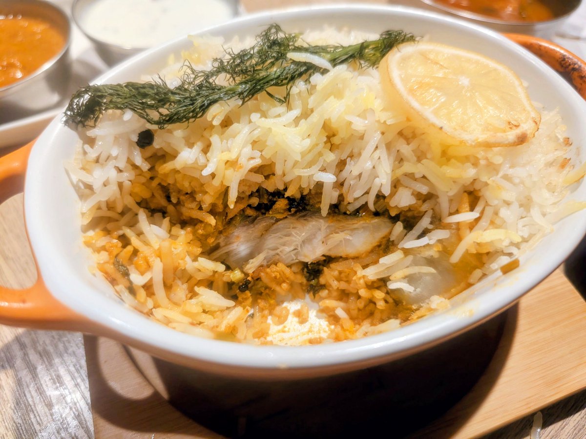 sumire_nobon's tweet photo. 風船飛んでなんだかビリヤニ気分なったのでエリックサウスへ。アサリのビリヤニは菜の花も入ってて春感よかった🌸サバのビリヤニもジューシーで美味しかった〜🌟 https://t.co/GCqxxeT1GZ