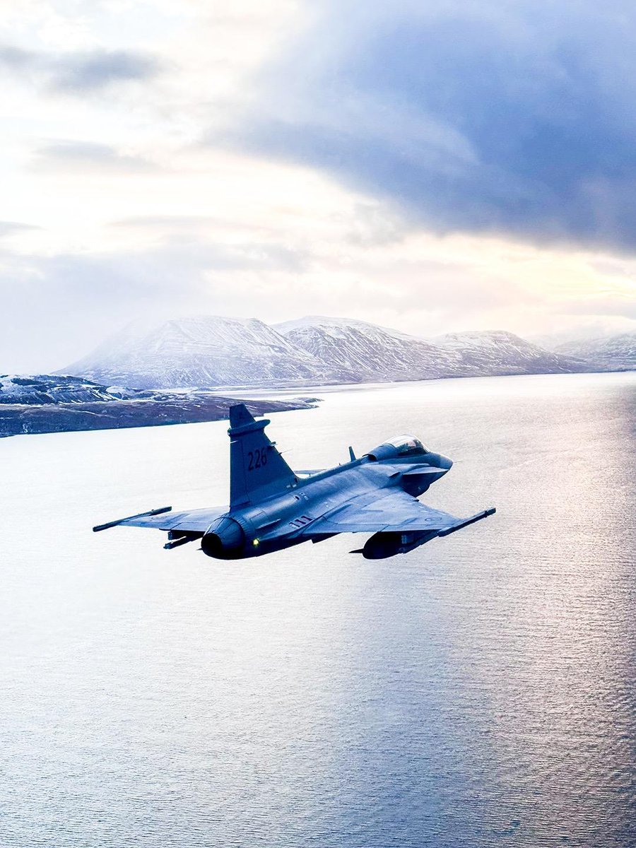 Swedish jets guard Icelandic skies as part of NATO’s Arctic Sentry ✈️

The Arctic and the High North are vital to Allied security – and that’s why the 🇸🇪 Swedish Air Force has sent six fighter jets to Iceland 🇮🇸
