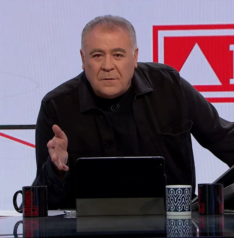 España se está cayendo a trozos, el gobierno está podrido hasta el tuétano, la gente tiene dificultades para poder comer, y éste pedazo de mierda se pasa tres horas cada día hablando del volcán, de la guerra de Ukrania, de Mazon, de la flotilla y ahora de Irán, asco puro 🤮🤮🤮