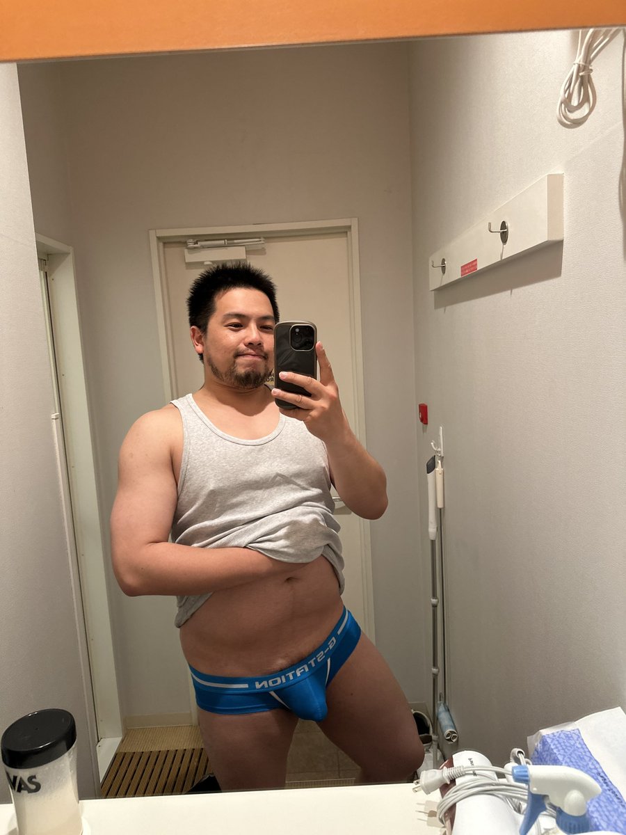 今日もジム行って来ました！
今日は胸と肩トレ💪
この角度からは見えないけど、お尻にすごい大きいおできが出来てしまった💦
しばらくお尻は誰にも見せられないや😭
見せる予定もないけど（笑）