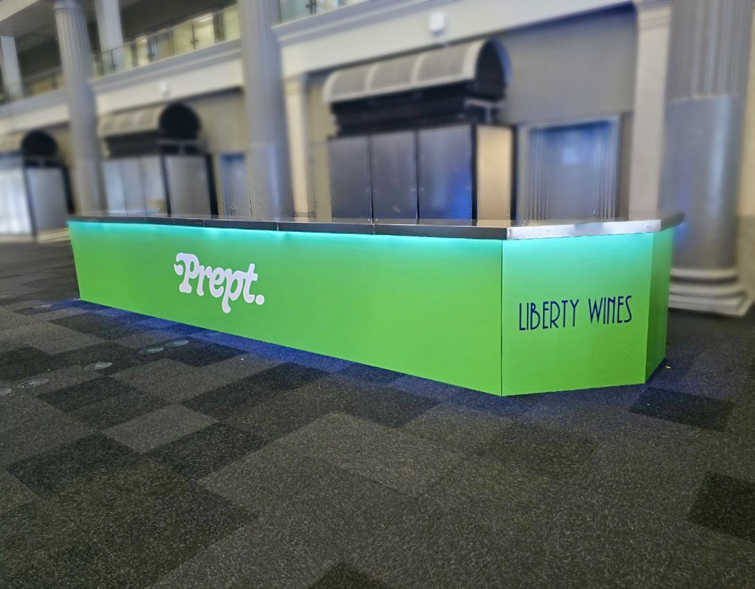 RhinoMobileBar's tweet photo. 💚 Spectacular Green  💚
.
🔸Mobile bar EXAMPLE 9
🔸Finish - Seamless Fullprint 
🔸Stainless Steel Tops
.
🔎Visit our website for more 👉🏻 https://t.co/VaXokQmxLZ
#bar #mobilebar #cocktails #bartender #drinks https://t.co/TvDaD1mT75