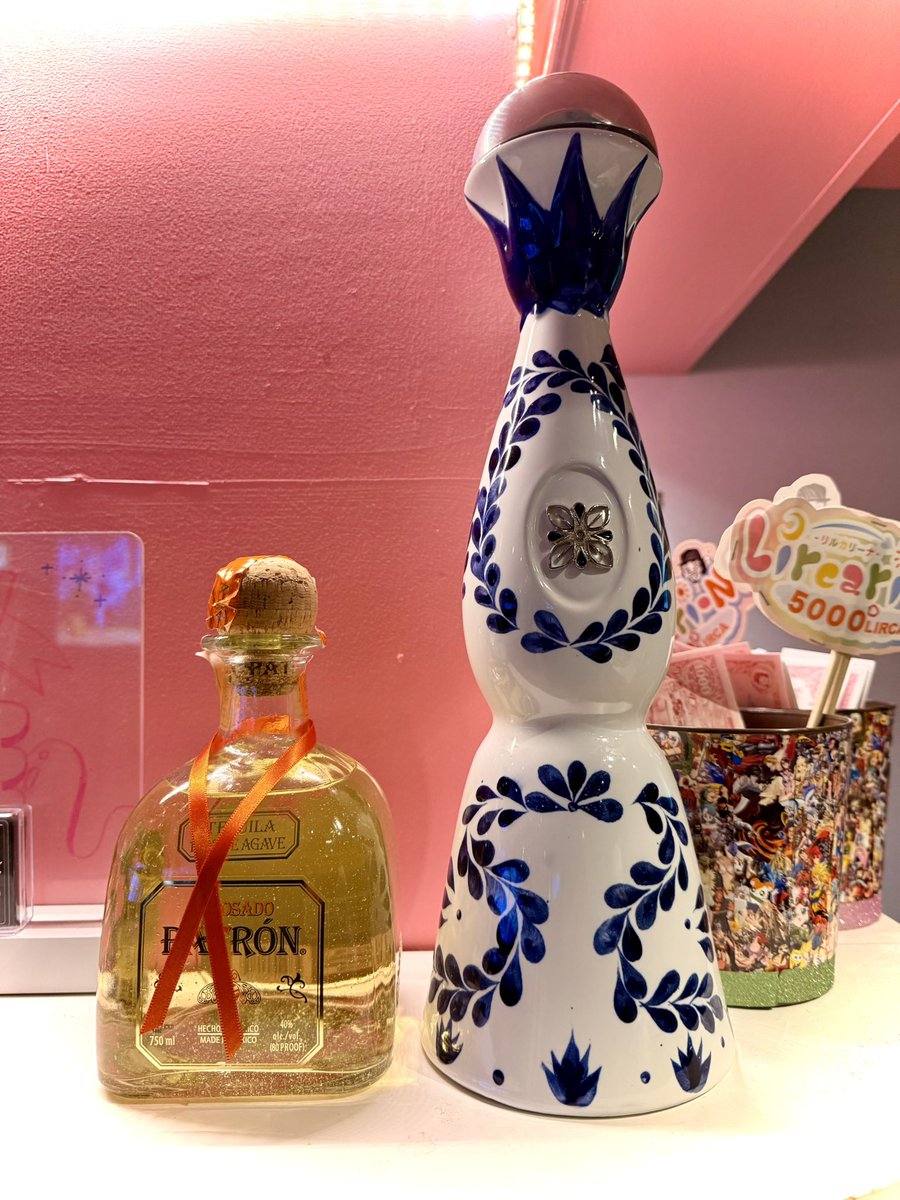 LircariN's tweet photo. 🥃テキーラ通信🥃

🟡 パトロン レポサド(左)
👉 バランス型で飲みやすい高級テキーラ
価格→800円

🔵 クラセアスール レポサド(右)
👉 超まろやかでデザート感覚のプレミアムテキーラ
価格→900円

お安くお出ししてるので
是非お試しください！！ https://t.co/Ro7XW8Qc0g