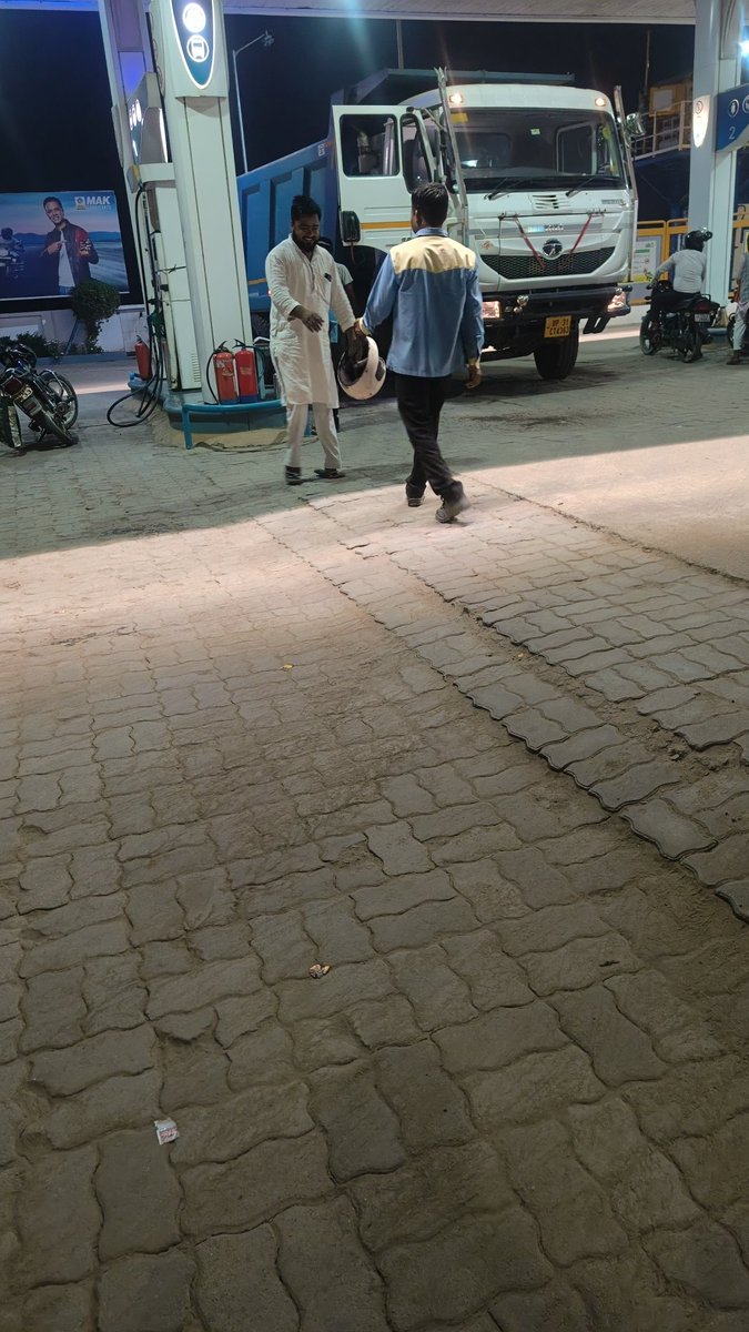 Arpit5792's tweet photo. जिलाधिकारी सीतापुर के निर्देश नो हेलमेट नो  फ्यूल को ताक पर रख सीतापुर शहर से सटे नेपालापुर पेट्रोल टंकी पर दिया जा रहा फ्यूल हेलमेट न होने पर पंप कर्मी देते है हेलमेट @dm_sitapur 
 @BPCLimited @PetroleumMin @myogiadityanath https://t.co/xSwdBf9VwS