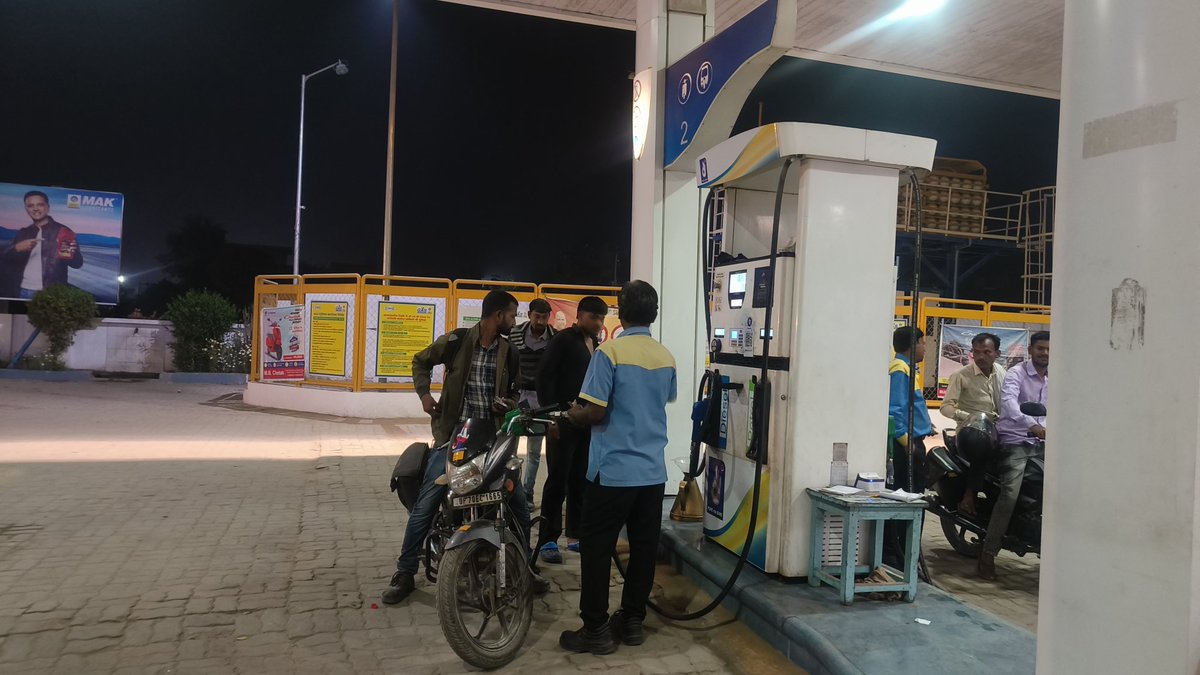 Arpit5792's tweet photo. जिलाधिकारी सीतापुर के निर्देश नो हेलमेट नो  फ्यूल को ताक पर रख सीतापुर शहर से सटे नेपालापुर पेट्रोल टंकी पर दिया जा रहा फ्यूल हेलमेट न होने पर पंप कर्मी देते है हेलमेट @dm_sitapur 
 @BPCLimited @PetroleumMin @myogiadityanath https://t.co/xSwdBf9VwS