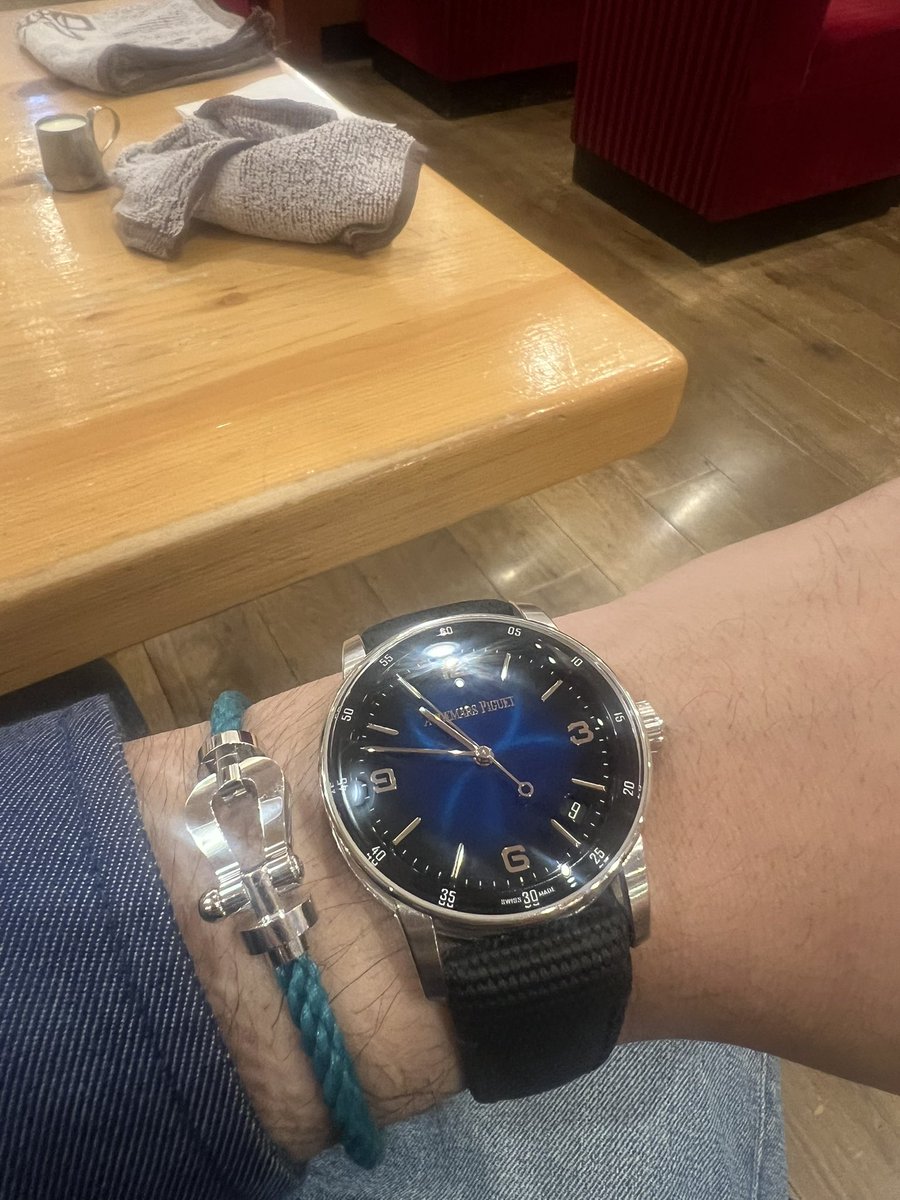 ysmarketer's tweet image. 時計って、結局「空気感」だと思う。
AP Code 11.59、このブルーはずるい。

#AudemarsPiguet #Code1159 #時計好きな人と繋がりたい #腕時計