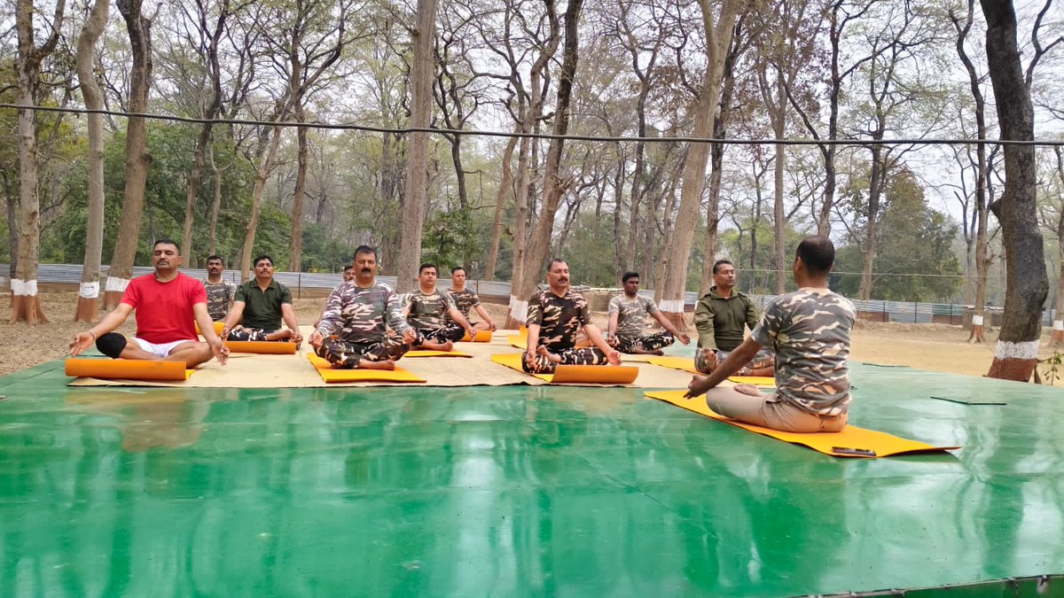 9BnSSB_INDIA's tweet photo. सीमा चौकी में तैनात 09वीं वाहिनी, सशस्त्र सीमा बल बलरामपुर के जवानों द्वारा योगाभ्यास कर अपनी एकाग्रता, सहनशक्ति एवं कार्यक्षमता को  मजबूत किया गया।

#SSB_INDIA
#SSBFTRLUCKNOW
#SSBSHQGKP
#YogaPractice
#FitJawans
#HealthyLifestyle
#YogaForFitness
#StrongMindStrongBody
#NationFirst https://t.co/84PApzmF9S