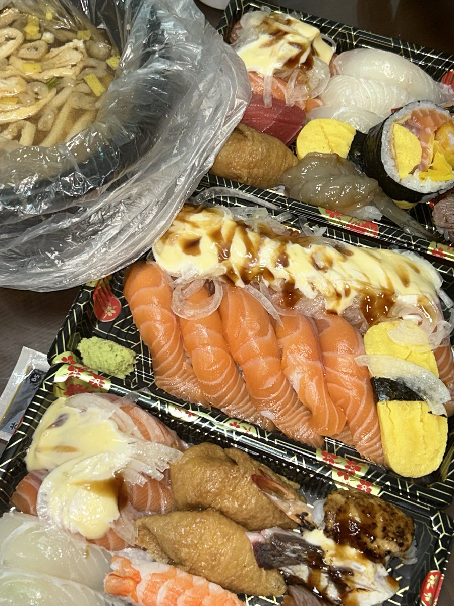 saymemore_'s tweet photo. 집 앞 스시집 첨 먹어봣는데 진짜 개존맛 https://t.co/TXu5YL6Ozi