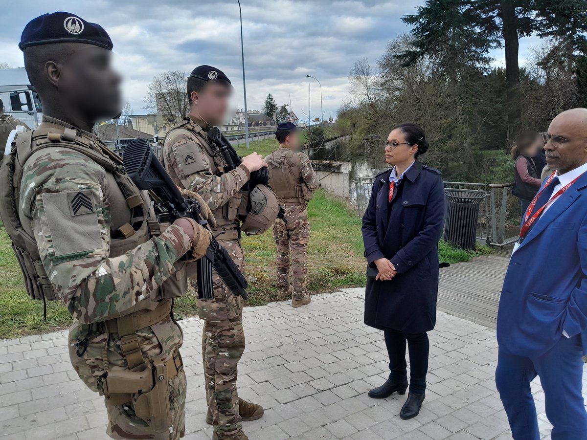 Image de Préfète Centre-Val de Loire et Loiret - 🚴‍♀️Paris-Nice, arrivée de la 2e étape à Montargis hier | Le sous-préfet de Montargis et la directr