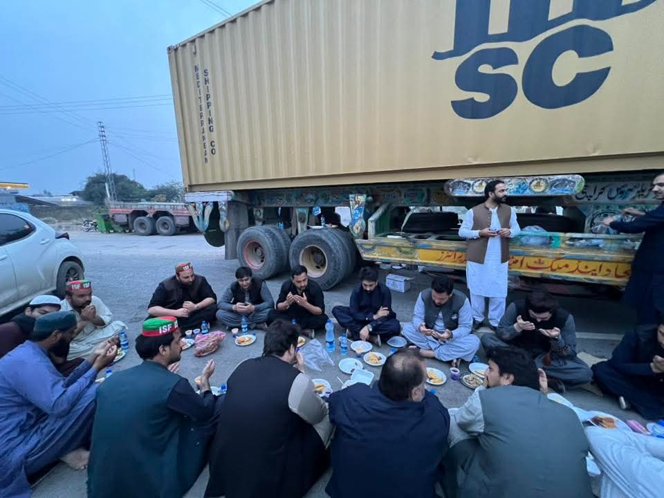EngrAshtam123's tweet photo. اڈیالہ جیل کے باہر افطاری، قائد عمران خان کی صحت اور رہائی کے لیے خصوصی دعائیں کی گئیں۔
@MeenakhanAfridi @fatii_burki https://t.co/FPzdCJqpgF
