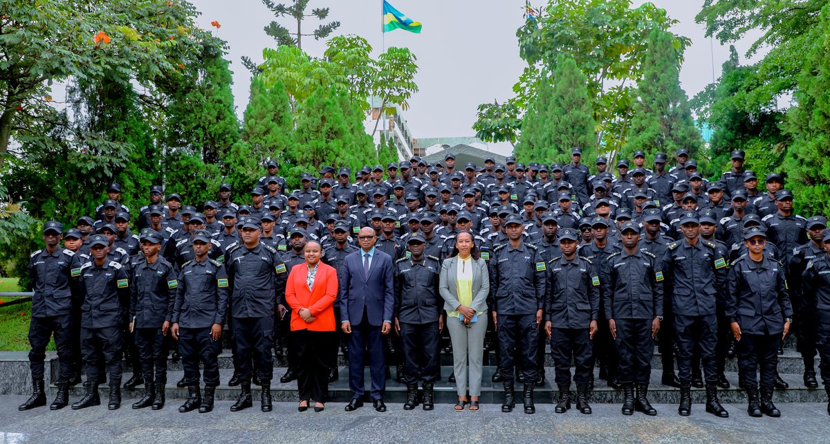 RwandaParliamnt's tweet photo. Abanyeshuri 432 bari guhabwa amasomo mu kigo cya @Rwandapolice cya Gishari hamwe n'abarimu babo basuye Inteko Ishinga Amategeko, basobanurirwa imiterere n'imikorere byayo, bagize kandi umwanya wo gusobanuza bimwe mu bibazo bari bafite. https://t.co/BxZAEnSYdW