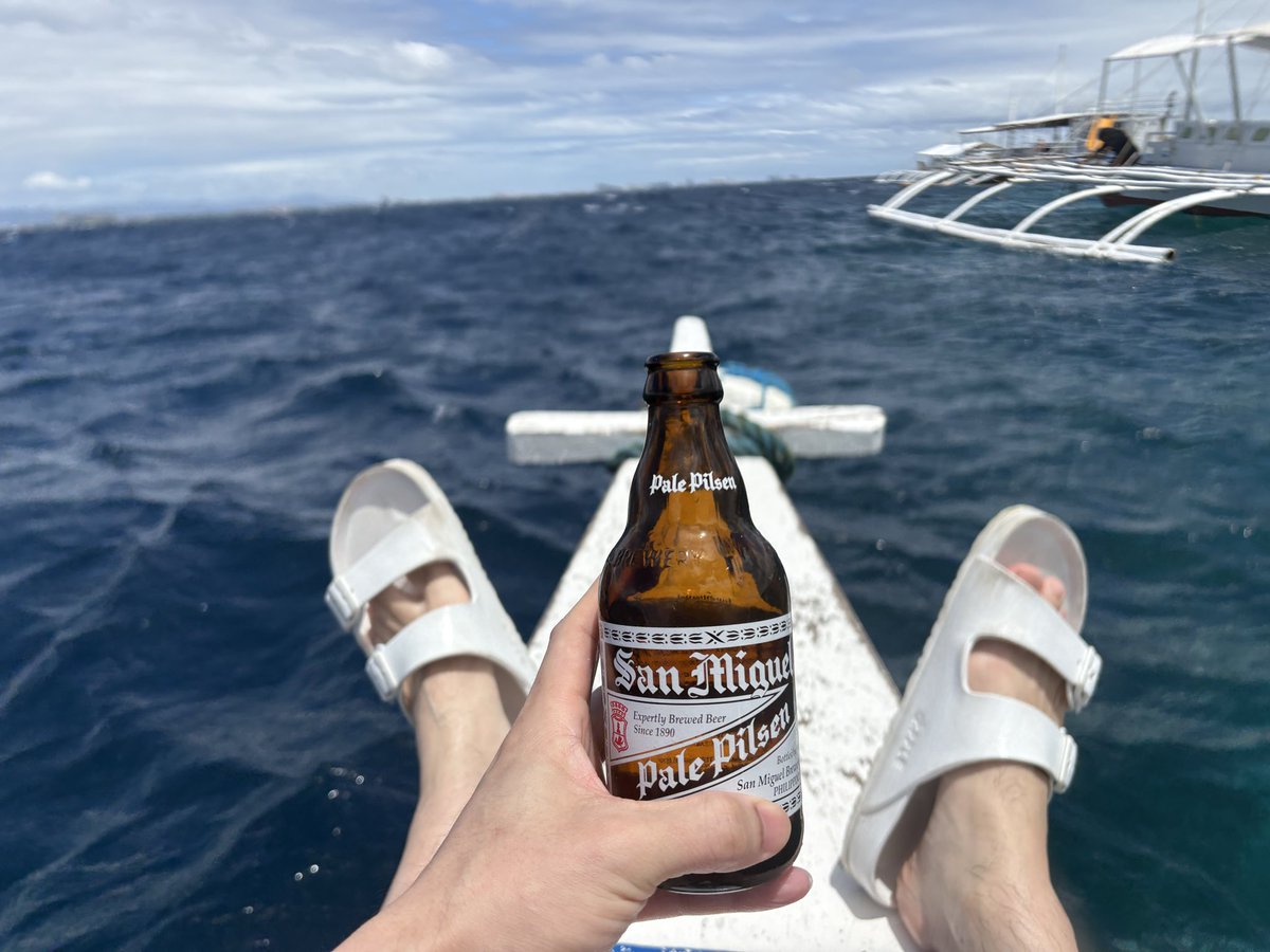 michiue's tweet photo. セブの無人島に来てビールばっか飲んでる https://t.co/BLCtBGfvFG