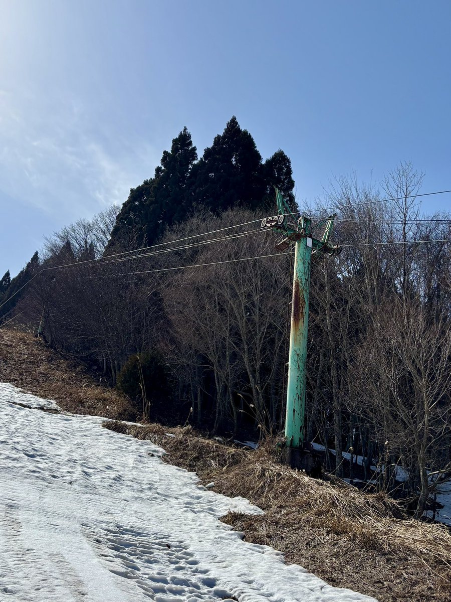 chairliftmaniac's tweet photo. ばんしゅう戸倉スキー場
かつては運行していた戸倉第4リフトが廃止済みですが撤去されずに現在も残されているのを見れたのは良かったかと。
かつてはこの���準のシングルリフトがこのスキー場に各所掛かっていたのでしょう。 https://t.co/7Y9bII3OAf