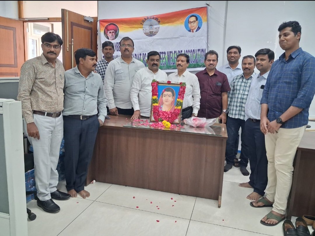 YTiramdas's tweet photo. తెలంగాణ సచివాలయ బీసీ ఉద్యోగ సంక్షేమ సంఘం అధ్యక్షులు తిరందాసు యాదగిరి గారి ఆధ్వర్యం లో మహా తల్లి సావిత్రీబాయి పూలే గారికి నివాళులు అర్పించటం జరిగింది. https://t.co/iN24wQKion