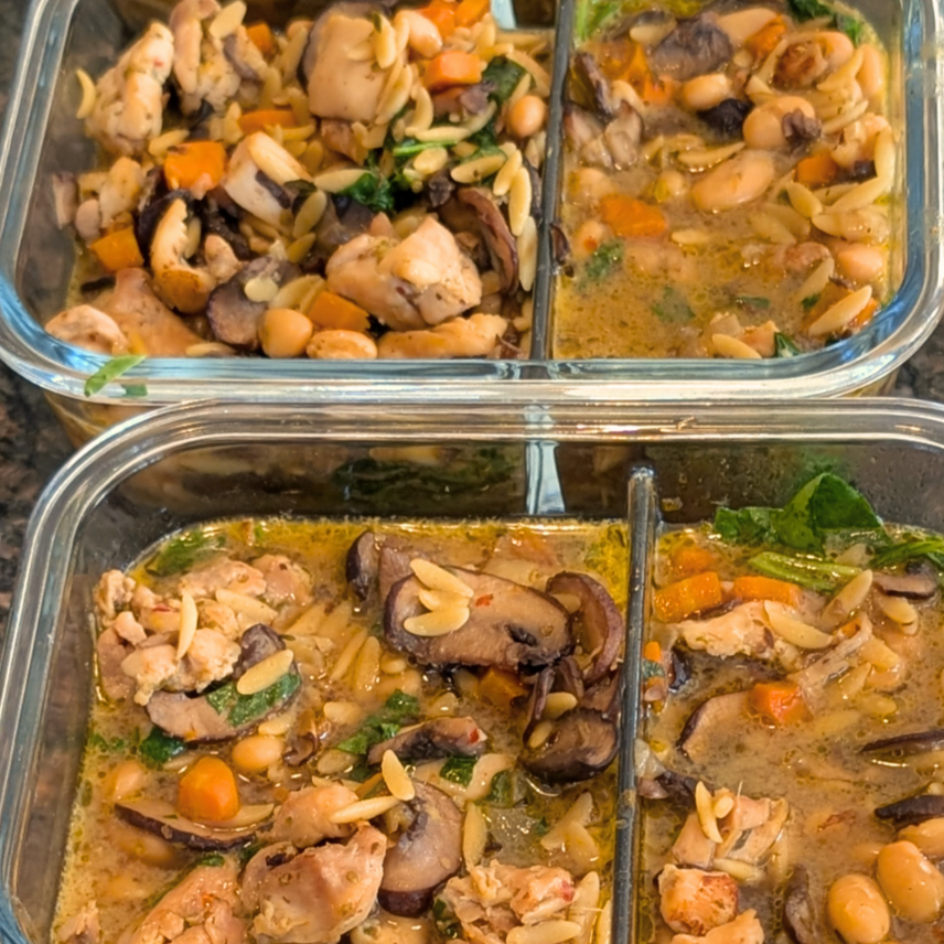 Spring ingredient spotlight 🌱 White beans add plant-based protein and gut-friendly fiber to this chicken mushroom soup with orzo. Our chefs cook with the season so you can eat well without extra effort 🍲✨  #seasonalingredients #personalchef #mealprepservice #friendthatcooks