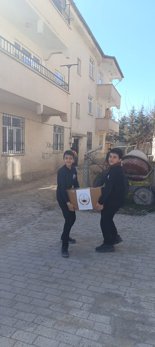 ElazigImam's tweet photo. Ramazan ayının bereketini  yaşamak için okulumuz olarak hazırladığımız Ramazan kolilerini ihtiyaç sahibi ailelerimize ulaştırdık.
Bu güzel dayanışmaya katkı sağlayan tüm öğretmenlerimize, velilerimize ve öğrencilerimize teşekkür ederiz.
Bereketli bir Ramazan diliyoruz. 🌙🤲 https://t.co/cj9jLZrhuQ