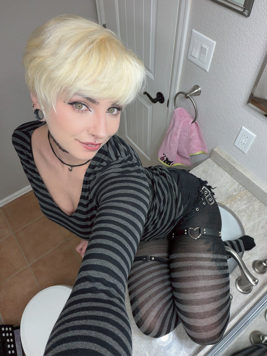 yue_png's tweet photo. do i look good in stripes? https://t.co/y4fk1bjbew