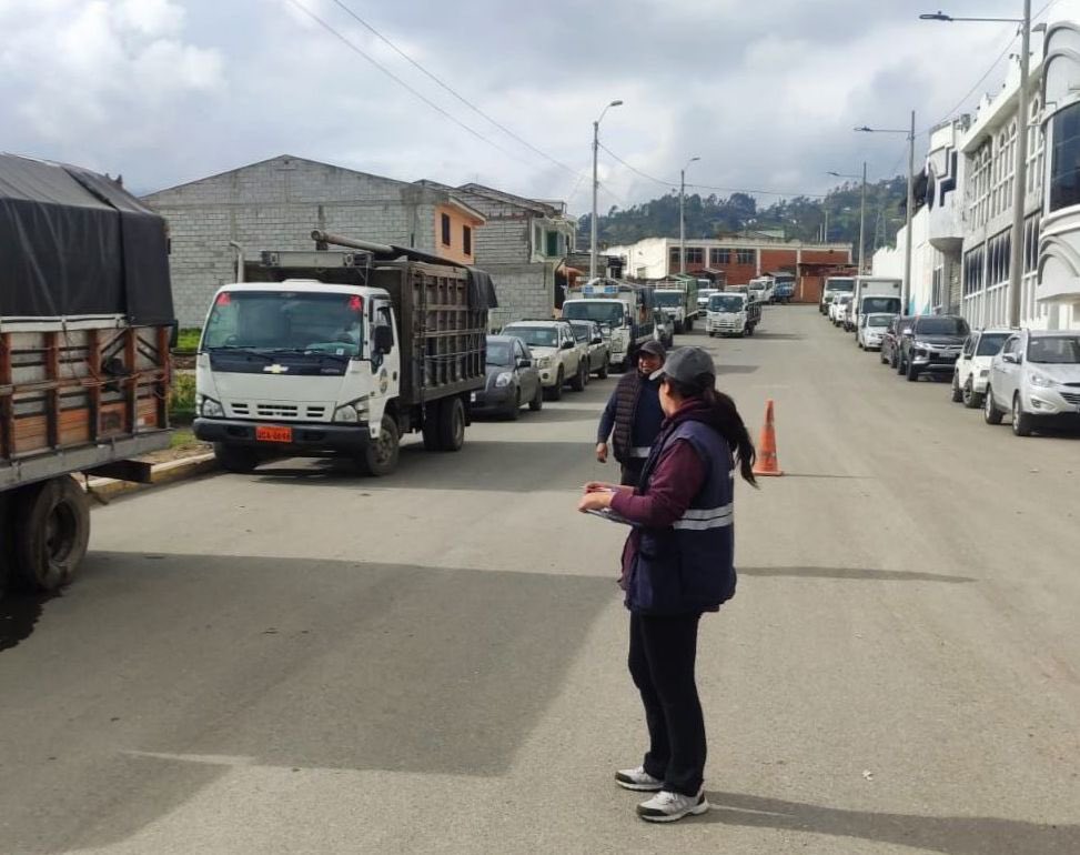 #Cañar | 🚨 Realizamos operativo de control sanitario en la feria de comercialización, verificando certificados de producción y movilidad para garantizar la seguridad animal y cumplir con la normativa. 🐄 #PrevenciónSanitaria