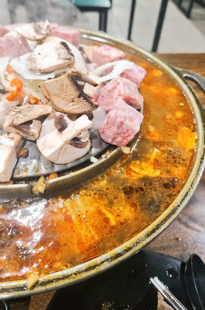 Akan bakso yg dipisah sama kuahnya.