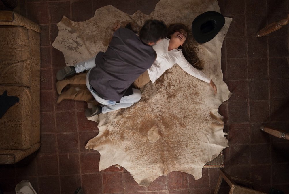 PasdeGavilanes's tweet photo. #PasiónDeGavilanes2 #PDG55 Juan llega a tiempo de salvar a Norma. https://t.co/VF2AHbgbNy