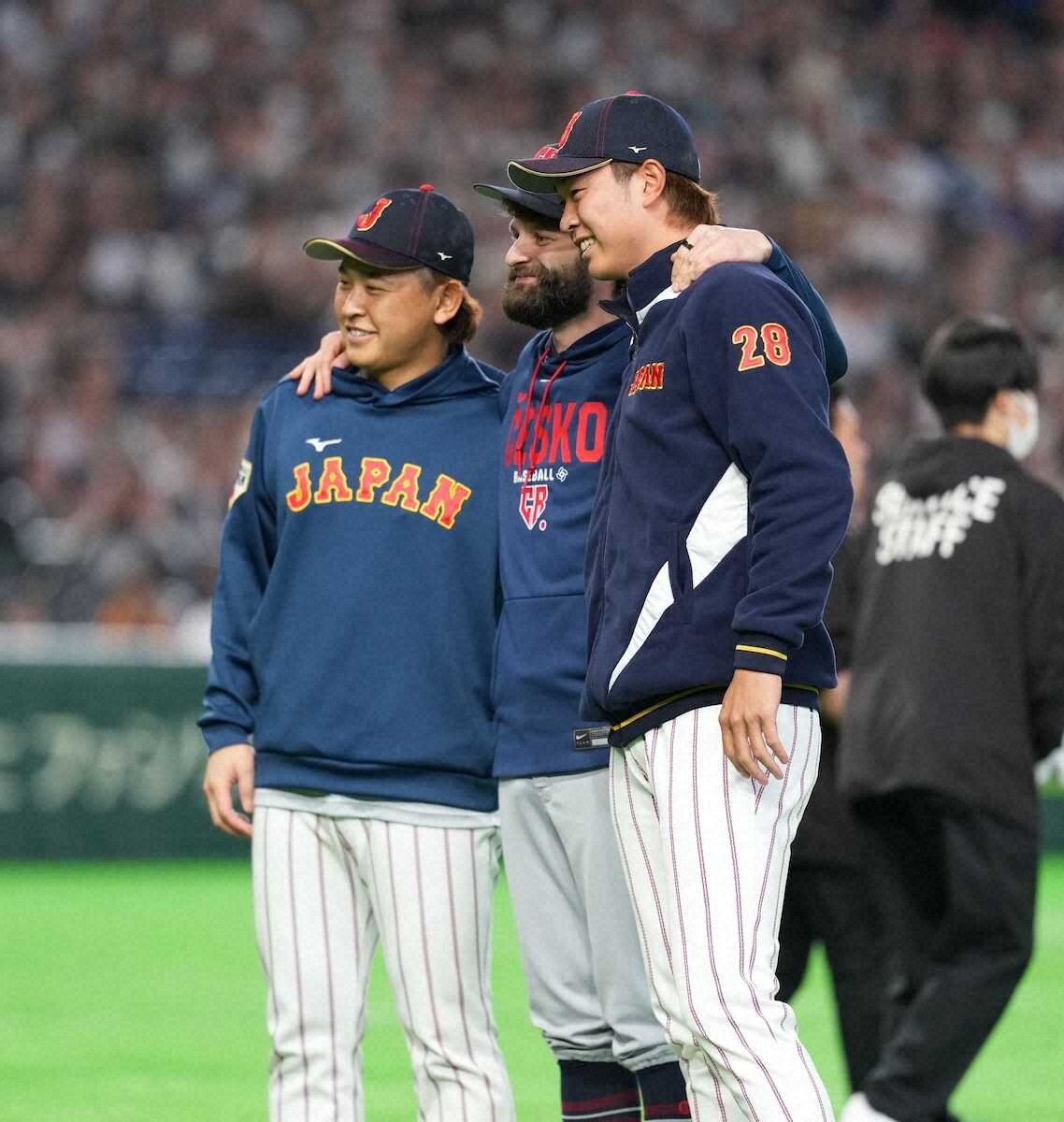 livedoornews's tweet photo. 【WBC】サトリア、投げ合った高橋＆宮城と肩を組んで記念ショット 観客は大きな拍手
https://t.co/CSYhngHBbP

今大会限りで代表引退を予定しているチェコ代表投手のサトリアは試合後、高橋、宮城と言葉を交わし3人で肩を組んで記念撮影。スポーツマンシップあふれる光景に東京Dは拍手を送った。 https://t.co/QDVDLNBczI