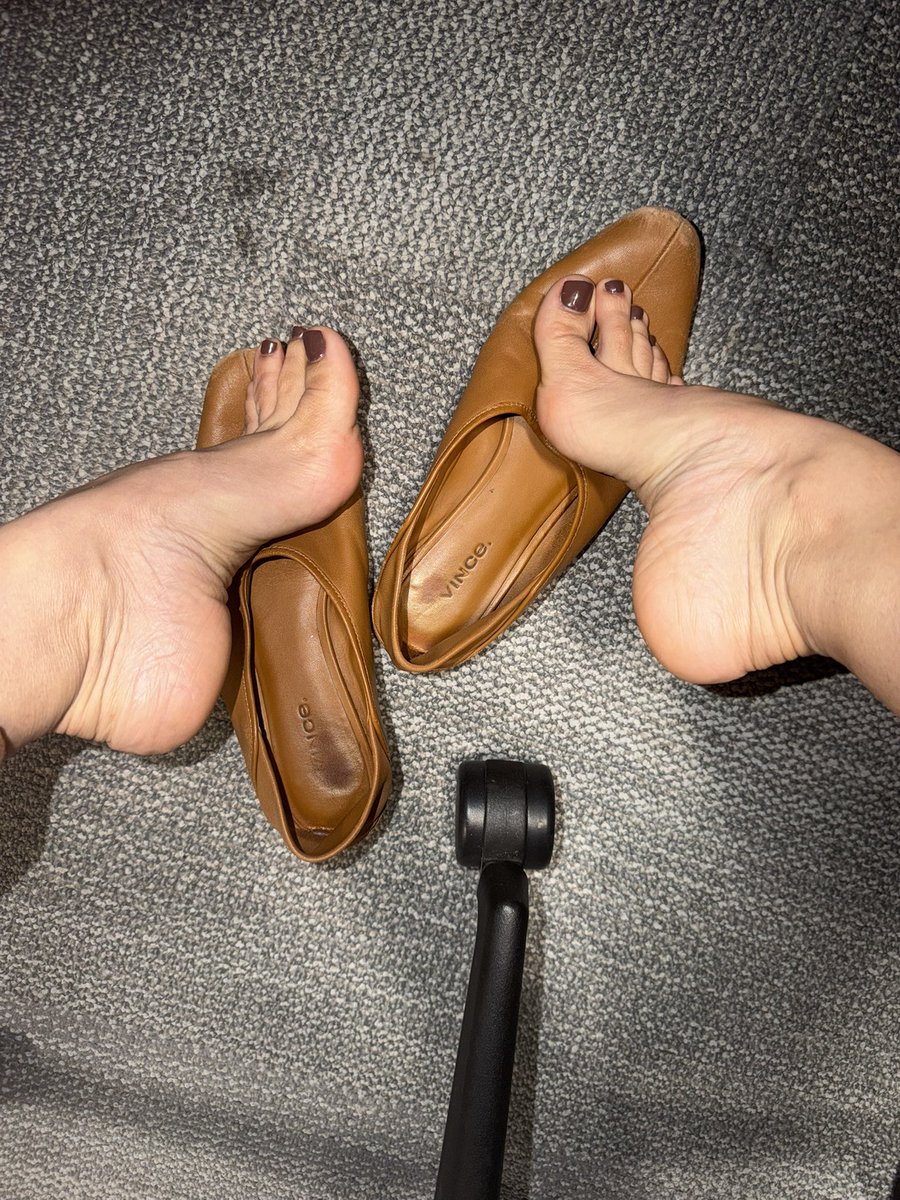 archnemesis0923's tweet photo. Happy Tuesday to all my office feet lovin’ peeps! 🦶 https://t.co/utpzb1flox
