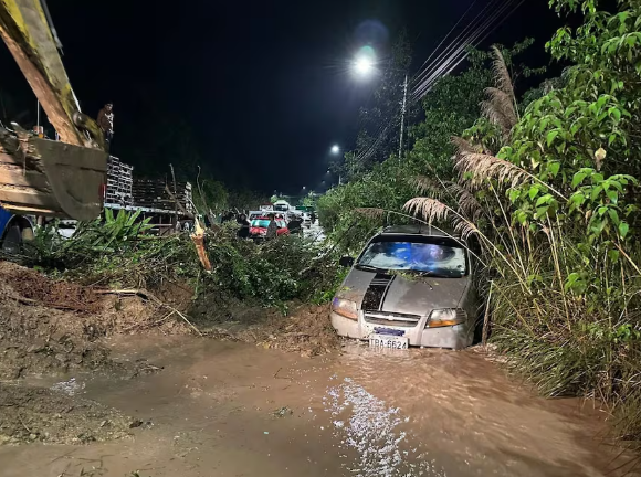 eluniversocom's tweet image. #Invierno | Lluvias colapsan dos puentes en Azuay y aíslan una parroquia ow.ly/HHXA50YrOKc