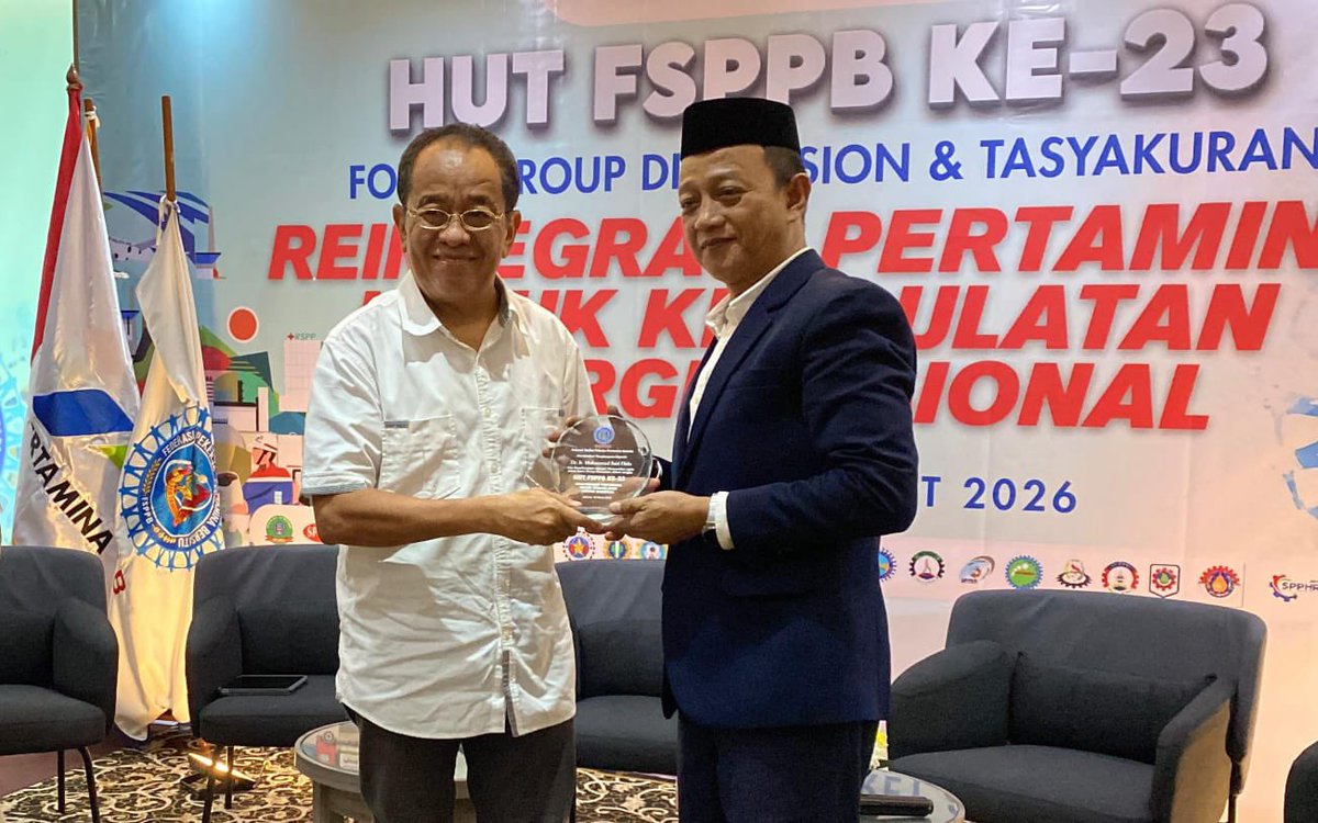 msaid_didu's tweet photo. Lebih 20 tahun migas dikelola melanggar konstitusi.

1) sejak putusan MK 2004 dan 2015, terdapat 18 (28%) pasal dari 65 pasal UU Migas dinyatakan melanggar UUD 1945.
2) inti dari putusan MK tersebut adalah mengembalikan pengelolaan Migas sesuai pasal 33 UUD 1945 dan dilaksanakan oleh BUMN
3) DPR dan Pemerintah sejak 2004 sampai saat ini tidak melakukan penggantian UU Migas sesuai putusan MK.
4) diduga tidak diubahnya UU tersebut karena Loby penikmat UU Migas lama.
5) mengingat bahwa amanat MK tersebut sangat mendesak dilaksanakan demi kemandirian dan kedaulatan energi, maka sebaiknya Bapak Presiden @prabowo membuat Perpu agar pengelolaan Migas memiliki landasan hukum dan dikelola sesuai dg Konstitusi (pasal 33 UUD 1945).

Inilah kesimpulan FGD yang dilakukan oleh  FSPPB (Federasi Serikat Pekerja Pertamina) 10 Maret 2026 di Jakarta