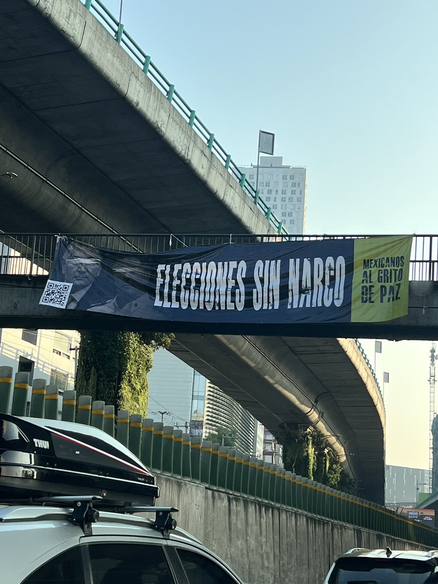 😳
Cuelga esta manta de un puente peatonal en periférico Sur.